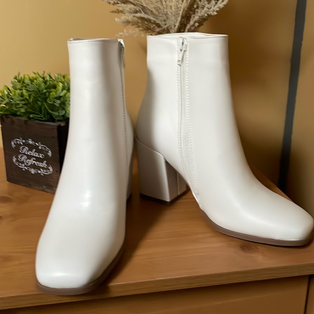 NWOT Pierre Dumas white block heel boots, Size 5 1/2